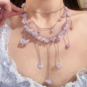 Elegantes mehrlagiges rosa Perlen-Choker-Halsband mit Blumenanhängern für süßen Look