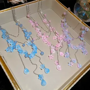 Handgefertigte Blumenperlenketten in Rosa, Blau und Violett im süßen Choker-Stil für Damen