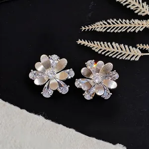 Elegant flower stud earrings with sparkling zircons and silver needle pins