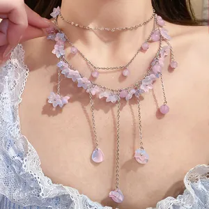 Detailansicht einer rosa-blauen mehrlagigen Choker-Halskette mit Perlen und Blumenmotiven