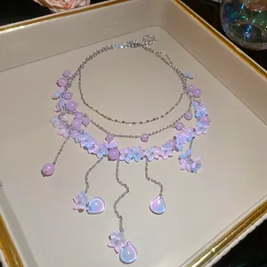Detailansicht der hochwertigen mehrlagigen rosa geblümten Choker-Halskette mit Kette