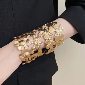 Vintage goldener Metall-Blumen-Armreif für Damen mit einem eleganten floralem Design