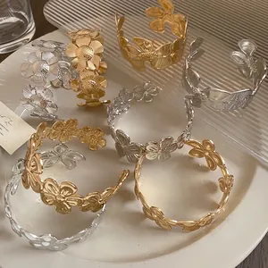 Elegante Retro-Metallblumen-Armreifen mit matten Gold- und Silber-Struktur-Oberflächen