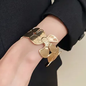 Goldener Metall-Blumen-Armreif mit minimalistischem, offenem Retro-Design