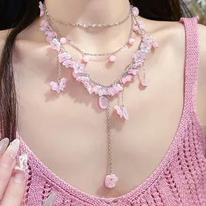 Detailansicht der zarten rosa Blumen-Halskette, mehrlagig als Choker am Model getragen