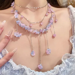 Detailansicht einer traumhaften rosa und blauen Blumenperlen-Choker-Halskette für Damen
