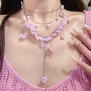 Nahaufnahme eines traumhaften mehrlagigen Chokers mit rosa Blumenperlen an einem Modell