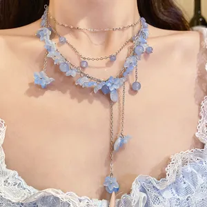Detailansicht der blauen Blumen-Halskette mit durchscheinenden Perlen und silbernen Ketten