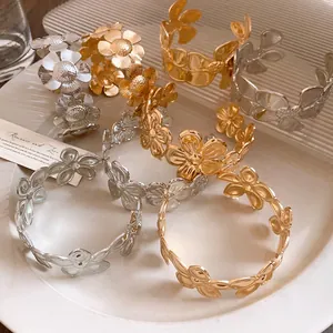 Detail von Vintage-Metall-Armreifen mit Blumenmuster in Gold- und Silberoptik.