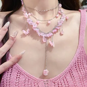 Detailansicht eines süßen rosa Perlen-Chokers mit zarten Blumenanhängern und Mehrschicht-Design
