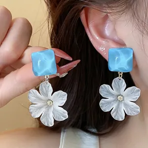 Orecchini a Bottone Estivi in Acrilico Blu a Forma di Fiore Bianco Con Perno in Argento Sterling 925 Gioielli Eleganti Donna