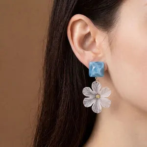 Orecchini a fiore in acrilico con perno quadrato blu e petali bianchi per donna
