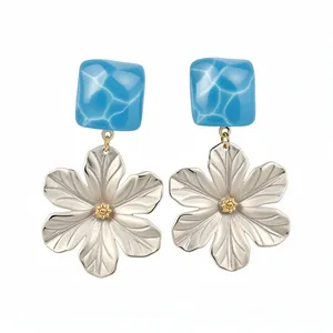 Eleganti orecchini estivi in argento con fiori e acrilico blu effetto acqua mare