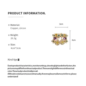 Vue détaillée des boucles d'oreilles fleurs en cuivre et zircon avec infos de taille