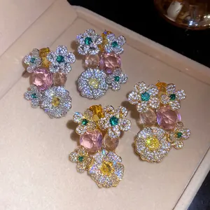 Boucles d'oreilles florales avec pierres roses, jaunes et vertes et zircons brillants