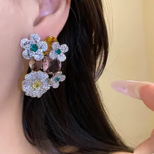 Boucles d'oreilles fleurs exquises avec zircons étincelants et gemmes colorées