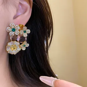 Vue détaillée de boucles d'oreilles fleur en zircon avec pierres colorées