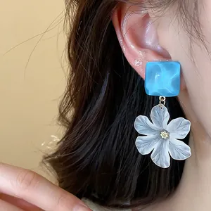 Vista dettagliata di eleganti orecchini a fiore in acrilico con perno in argento