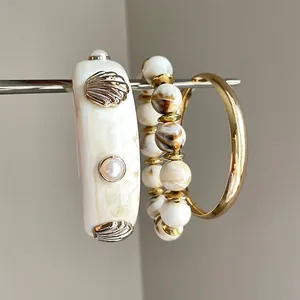 Élégant ensemble de 3 bracelets en résine avec coquillage perles et jonc doré lisse