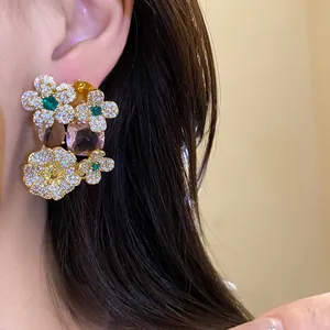 Détail en gros plan d'une boucle d'oreille fleur en zircon portée, design élégant