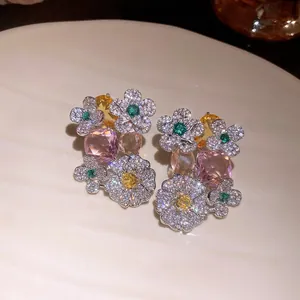 Élégantes boucles d'oreilles fleurs avec zircons colorés et détails floraux étincelants