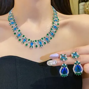 Vintage-Blumenschmuckset mit Zirkon-Halskette und blauen grünen Steinen