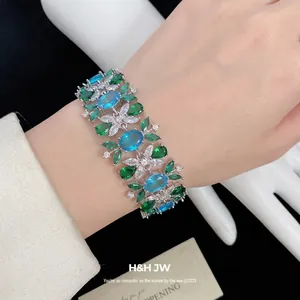 Luxuriöses Vintage-Blumenarmband mit glänzenden blauen und grünen Zirkonia-Steinen
