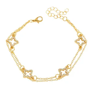 Bracelet élégant en double chaîne dorée avec pendentifs trèfle en cristal étincelant