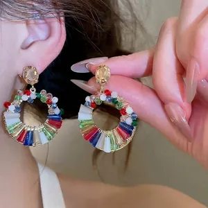 Orecchini a cerchio con perle colorate e design di lusso dorato per stile vacanza.