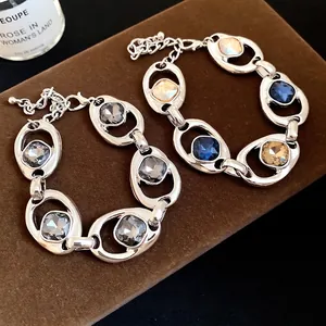 Bracelet chaîne ovale évidée vintage en argent avec cristaux colorés sur support en velours