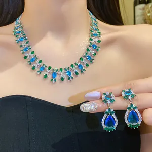 Detailansicht eines luxuriösen Vintage-Blumenschmucksets mit blauen und grünen Zirkonsteinen
