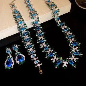 Detailansicht eines Vintage-Schmucksets mit blauen und grünen Zirkonia-Blumenmotiven