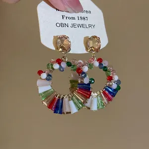 Orecchini a cerchio con perline colorate e borchie di cristallo per un look da vacanza