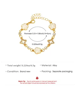 Vue détaillée d'un bracelet en alliage doré avec étoiles en diamant et fleurs, mesures incluses.