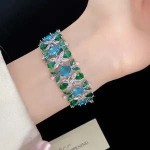 Eleganter Vintage-Armband mit smaragdgrünen und saphirblauen ovalen Zirkonsteinen geschmückt.