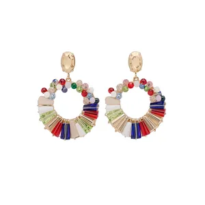 Eleganti orecchini rotondi con strass multicolori vivaci e finitura in metallo dorato