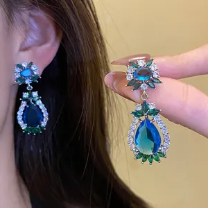 Detailaufnahme von Vintage-Ohrringen mit blauem und grünem Zirkon-Tropfendesign