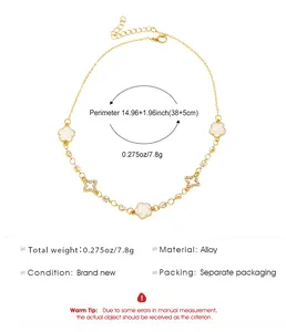 Vue détaillée du collier trèfle et étoile doré avec spécifications de matériau et de poids
