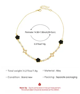 Vue détaillée du collier trèfle doré avec étoiles en strass et spécifications.