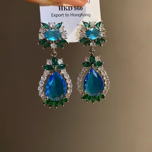 Nahaufnahme von luxuriösen Vintage-Ohrringen mit blauen und grünen Zirkonia-Steinen