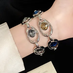 Vue détaillée de bracelets rétro à maillons ovales ornés de strass colorés facettés et chic