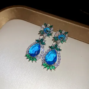 Detailansicht von Vintage-Zirkonia-Blumenohrringen mit blauen und grünen Steinen
