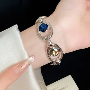 Vue détaillée d'un bracelet ajouré argenté vintage avec gros cristaux colorés