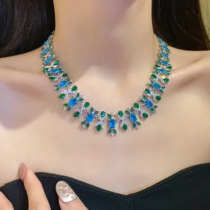 Nahaufnahme einer Vintage-Blumenhalskette mit blau-grünen Zirkonia-Steinen an einem Model.