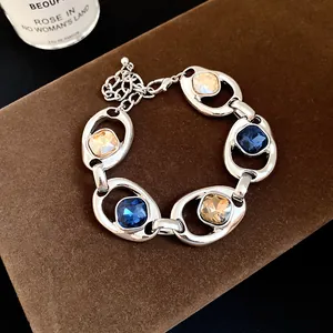 Bracelet rétro en argent à maillons ovales avec cristaux bleus et champagne chic