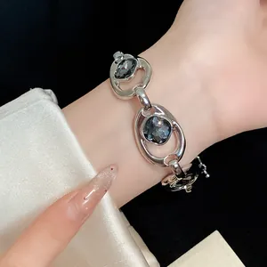 Vue détaillée d'un bracelet rétro argenté avec strass gris foncé