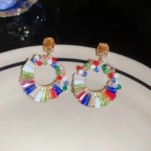 Eleganti orecchini a perno tondi in vetro colorato e strass per un look da vacanza di lusso