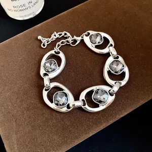 Bracelet à maillons ovales évidés argentés avec cristaux carrés gris foncé rétro