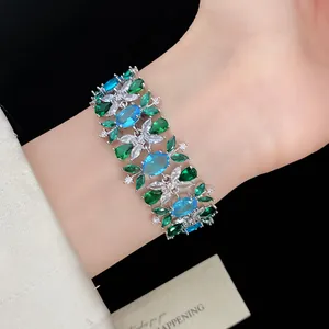 Detailansicht eines Luxus-Zirkonia-Armbands mit grünen und blauen Blumenmustern