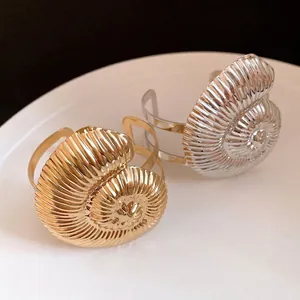 Bracelet Jonc Ouvert en Fer Forme de Conque Style Occidental Texture Nautilus Plissée Moderne Bracelet de Manchette en Métal Femme Bijoux